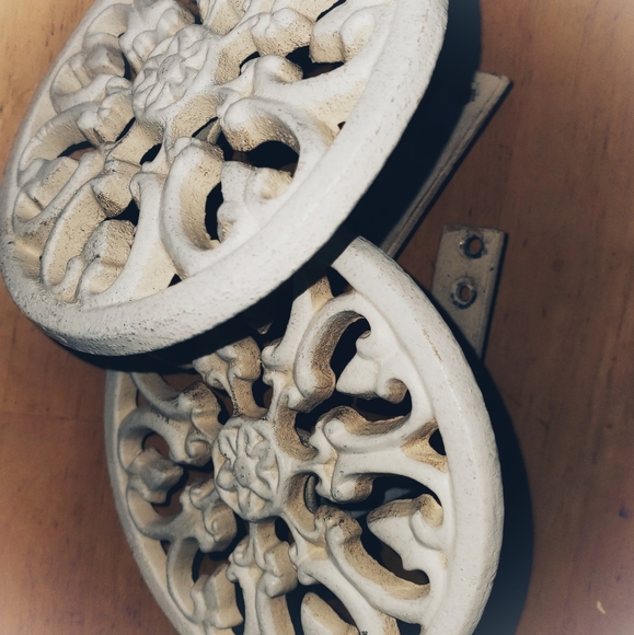 medallion cast iron curtain tie backs - Picture 2 of 2